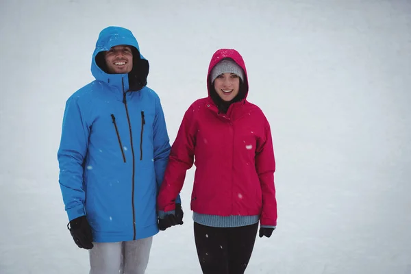 Couple debout dans la forêt enneigée — Photo