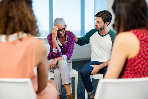 Creative business team tröstar upprörd kollega — Stockfoto