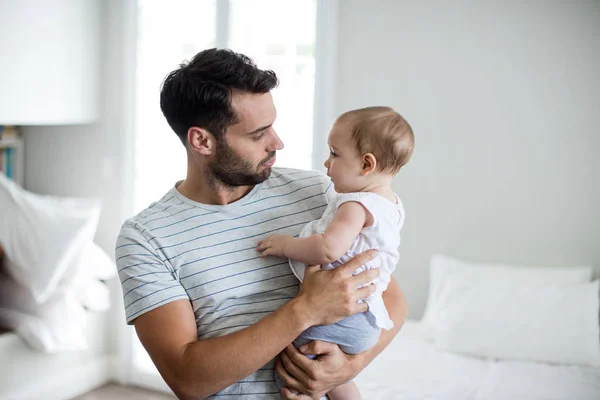 Pai segurando seu bebê menina — Fotografia de Stock