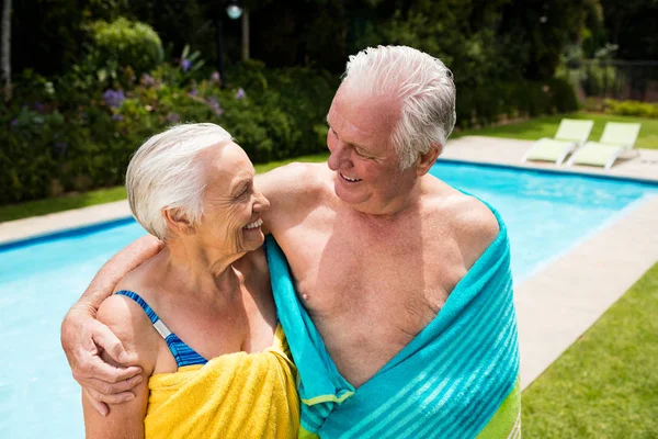 Couple sénior enveloppé dans une serviette — Photo