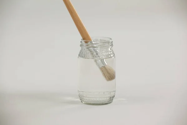 Pinsel in einem mit Wasser gefüllten Glas — Stockfoto