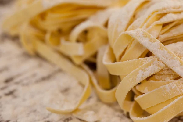 Fettuccine pasta espolvoreada con harina — Foto de Stock