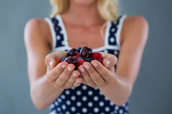 Mittelteil der Frau, die Beeren hält — Stockfoto