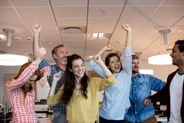 Glückliches kreatives Unternehmerteam feiert Erfolg — Stockfoto