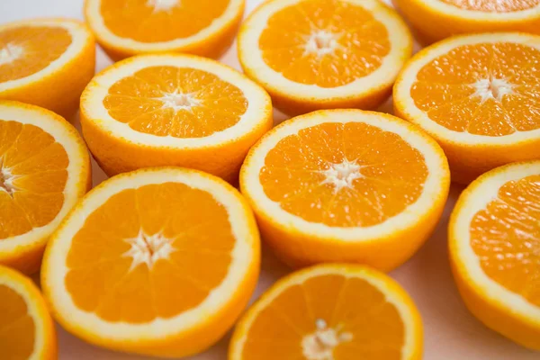 Διχοτομημένα πορτοκάλια σε λευκό φόντο — Φωτογραφία Αρχείου