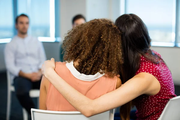 Kreativa affärskvinna omfamnar varandra på kontoret — Stockfoto