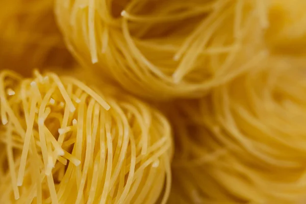 Tagliatelle su superficie di legno — Foto Stock