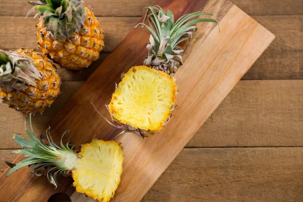 Overhead van gehalveerde ananas op hakken bestuur — Stockfoto