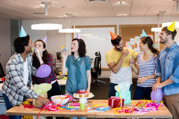 Equipo creativo de negocios celebrando el cumpleaños de sus colegas — Foto de Stock