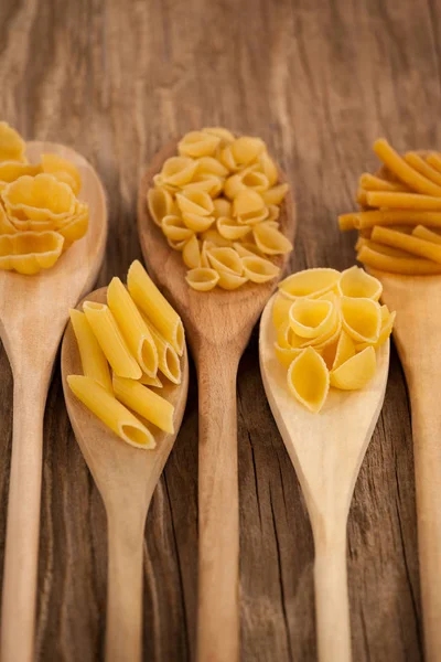 Cucharas llenas de variedades de pasta — Foto de Stock