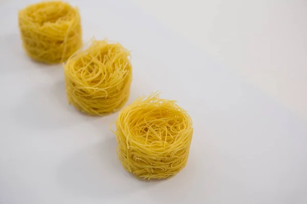 Capellini pasta arrangerade i en rad — Stockfoto