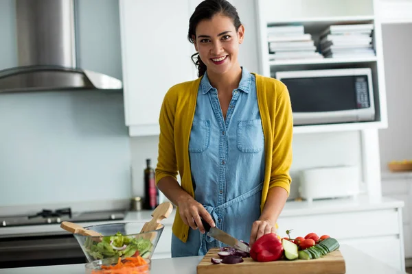 Porträt einer Frau, die in der Küche Essen zubereitet — Stockfoto