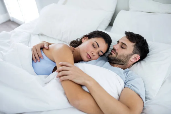 Jovem casal romântico dormindo na cama — Fotografia de Stock