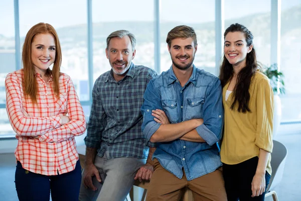 Porträt eines kreativen Geschäftsteams, das sich auf den Tisch lehnt — Stockfoto