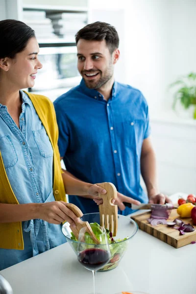 Pareja preparando comida juntos en la cocina — Foto de Stock