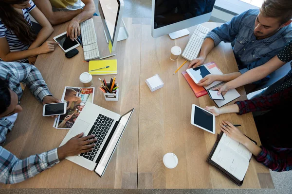 Equipo empresarial creativo trabajando en su mesa de trabajo —  Fotos de Stock