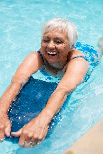 Senior vrouw zwemmen in het zwembad — Stockfoto
