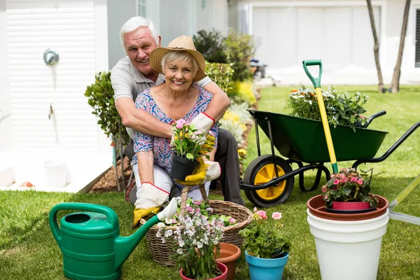 Porträtt av äldre par omfamnar varandra — Stockfoto