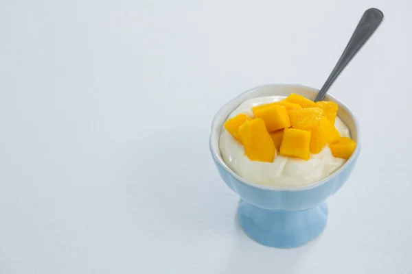 Gehakte mango's met crème in kom — Stockfoto