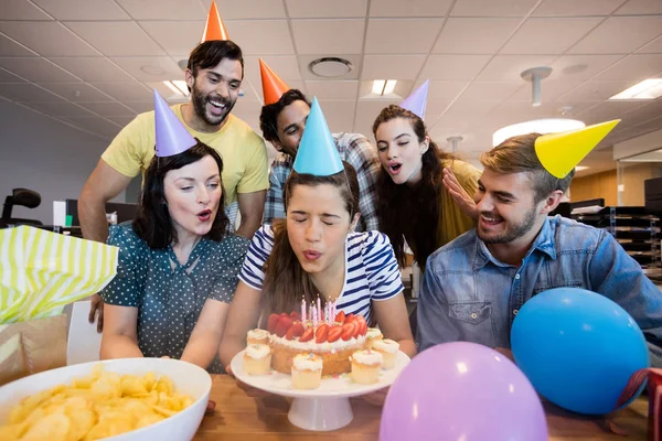 Équipe commerciale créative célébrant l'anniversaire de collègues — Photo