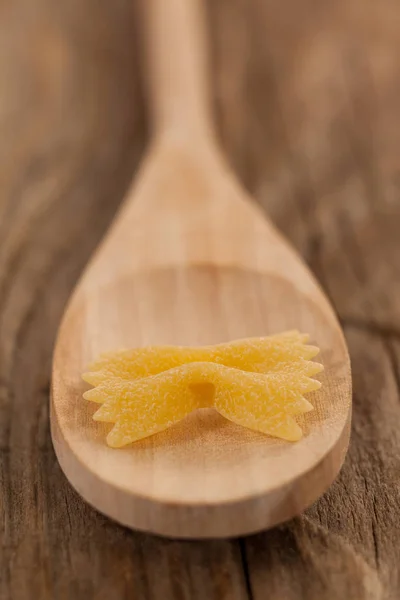 Tahta kaşık makarna Farfalle — Stok fotoğraf