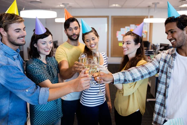 Equipe de negócios criativa fazendo um brinde no aniversário das faculdades — Fotografia de Stock