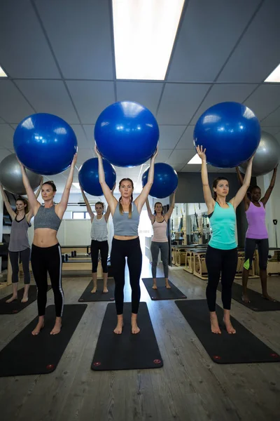 Mulheres se exercitando com bola de fitness — Fotografia de Stock