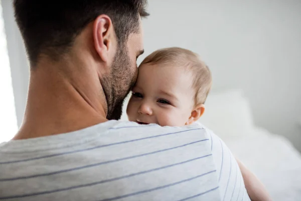 Père tenant son bébé fille — Photo