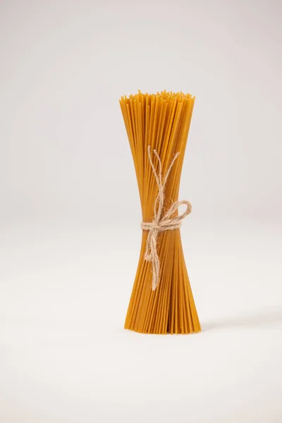 Bohça-in pişmemiş spagetti ile ip bağladılar — Stok fotoğraf