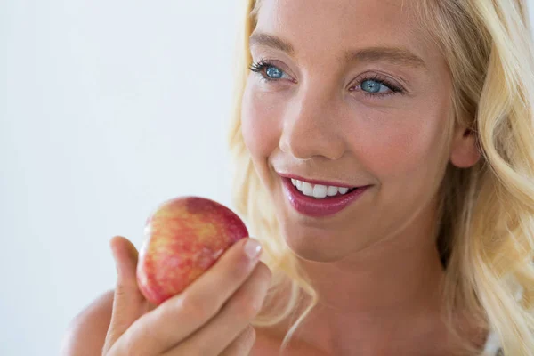 Nahaufnahme einer schönen Frau mit rotem Apfel — Stockfoto