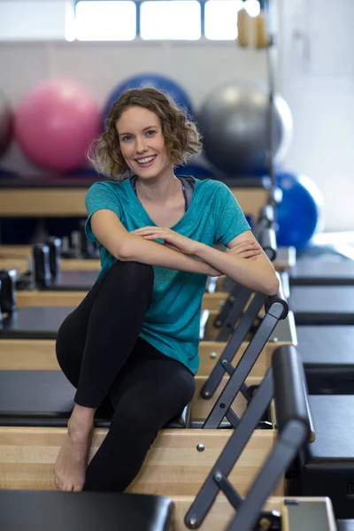 Portrait de femme relaxant sur réformateur — Photo