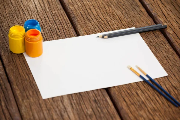 Pinceles, acuarelas, lápices de colores y papel blanco — Foto de Stock