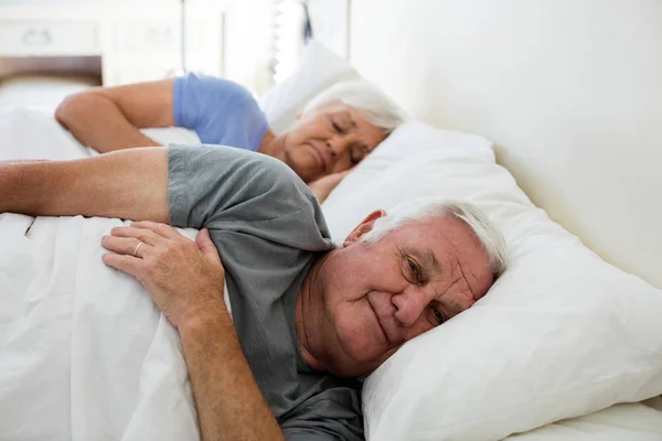 年长的夫妇卧室里睡觉 — 图库照片