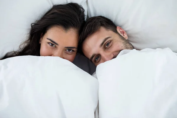 Retrato de casal dormindo sob cobertor branco na cama — Fotografia de Stock