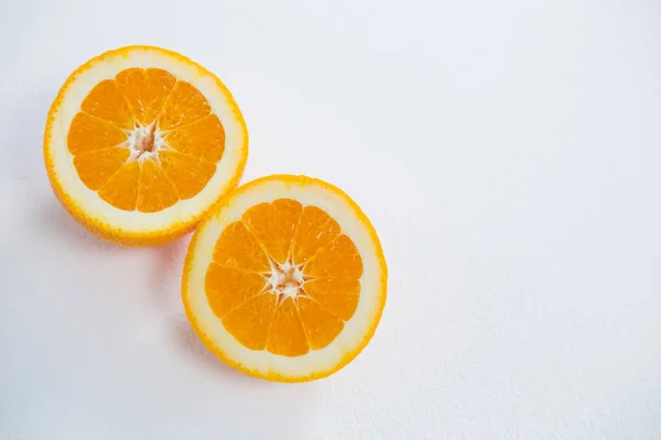 İki yarım olgun lezzetli turuncu oyulmuş — Stok fotoğraf