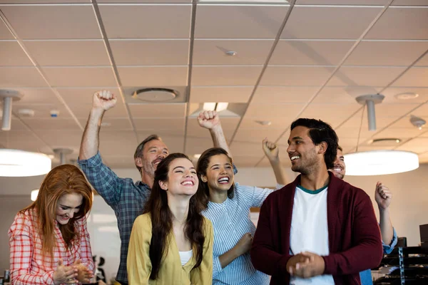 Equipe de negócios criativa feliz celebrando o sucesso — Fotografia de Stock