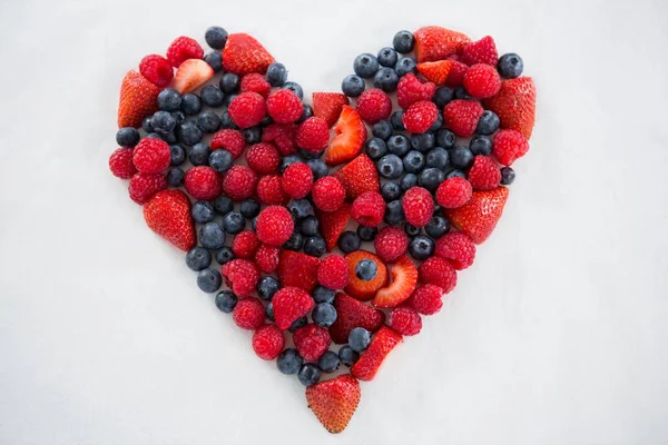 Primer plano de varios frutos formando una forma de corazón — Foto de Stock