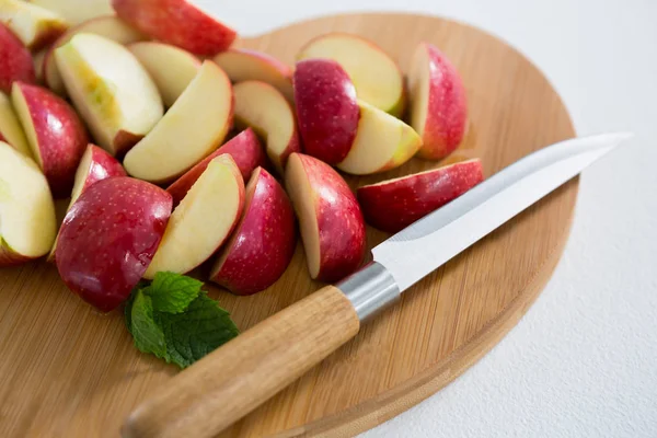 Tranches de pomme rouge et couteau sur planche à découper — Photo