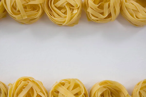 Massa de fettuccine arranjada em uma fileira — Fotografia de Stock