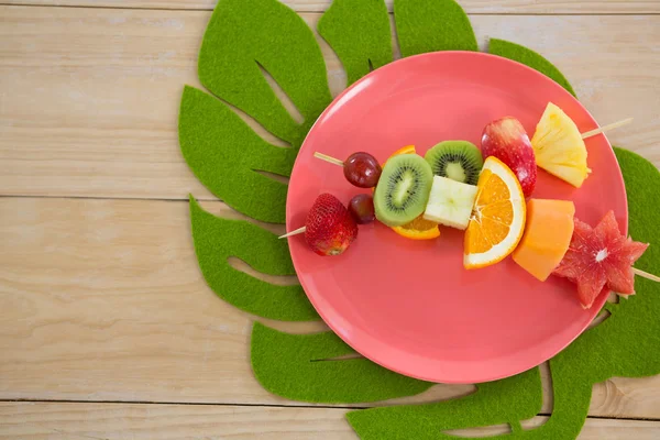 Overhead of fruit skewers in plate — Stock Photo, Image