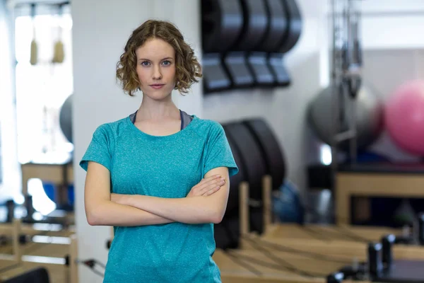 Portrait of fit woman standing with arms crossed — Stock Photo, Image