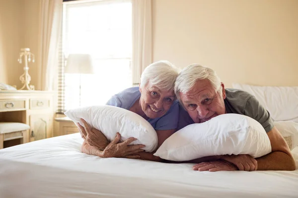 Felice coppia anziana sdraiata sul letto — Foto Stock