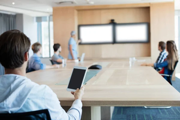 Ember, aki egy tabletta, miközben részt vesz a konferenciateremben értekezlet — Stock Fotó