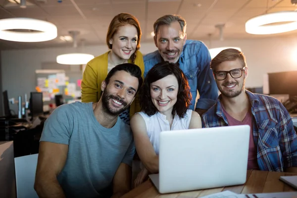 Retrato del feliz equipo creativo de negocios trabajando en el portátil — Foto de Stock