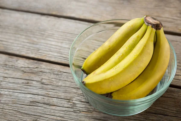 Close-up of fresh bunch of bananas in bowl — Stock Photo, Image