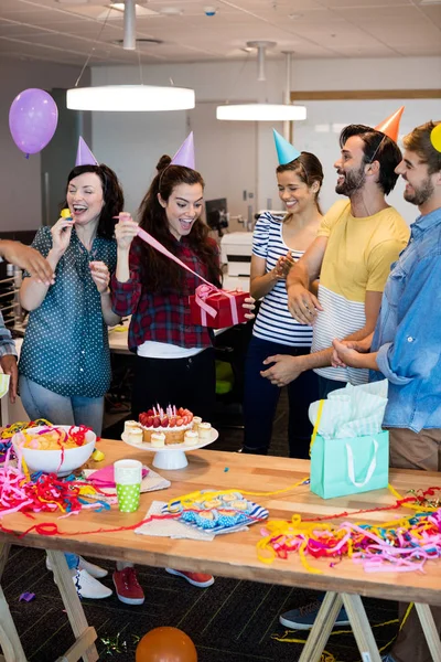 Equipe de negócios criativa celebrando aniversário colegas — Fotografia de Stock