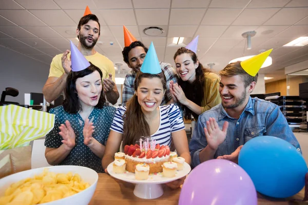 Творческая команда, празднующая день рождения коллег — стоковое фото