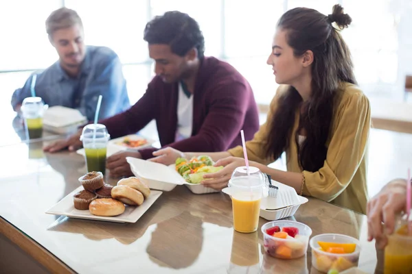 Team creativo d'affari che mangia — Foto Stock