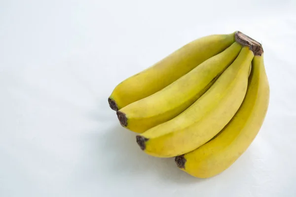 Zbliżenie: pęczek świeżych bananów — Zdjęcie stockowe