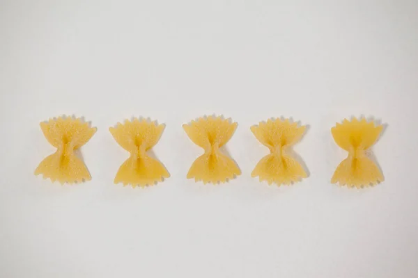 Farfalle พาสต้าจัดเรียงในแถว — ภาพถ่ายสต็อก